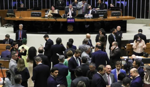 Câmara aprova urgência para corte de gastos e governo promete negociar