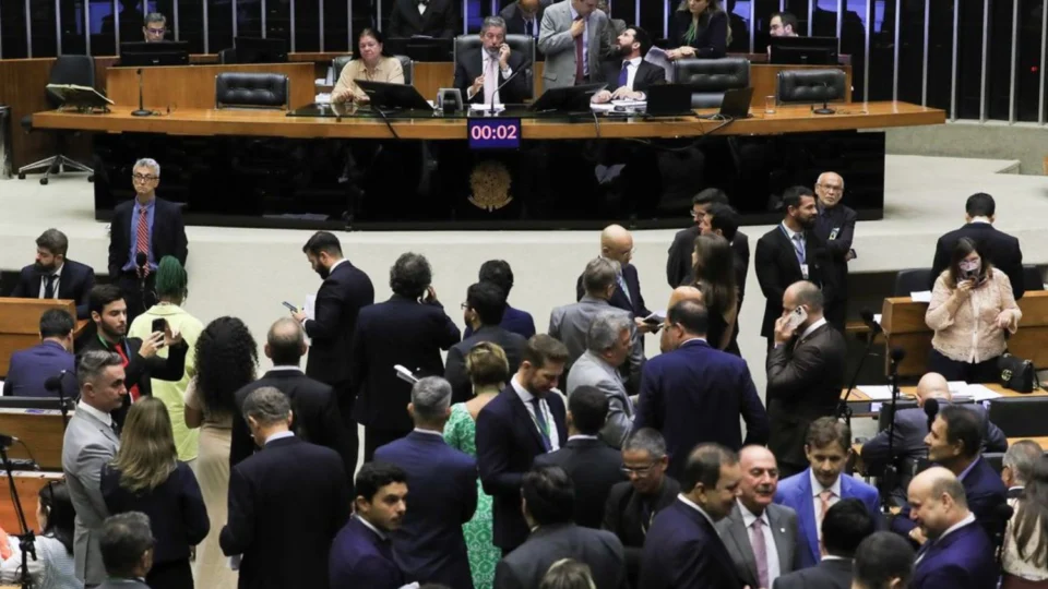 Câmara aprova urgência para corte de gastos e governo promete negociar
