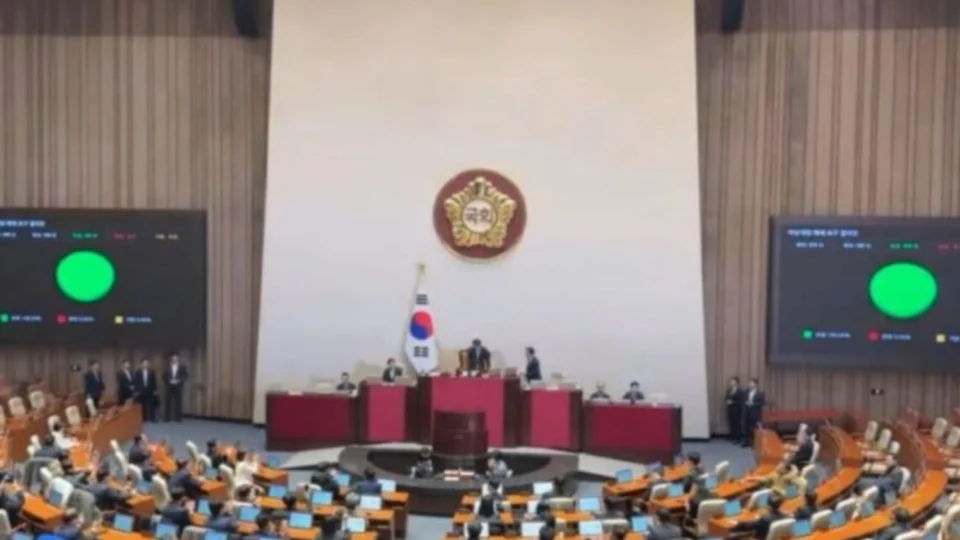 Coreia do Sul: Parlamento derruba lei marcial decretada por Yoon Suk-yeol