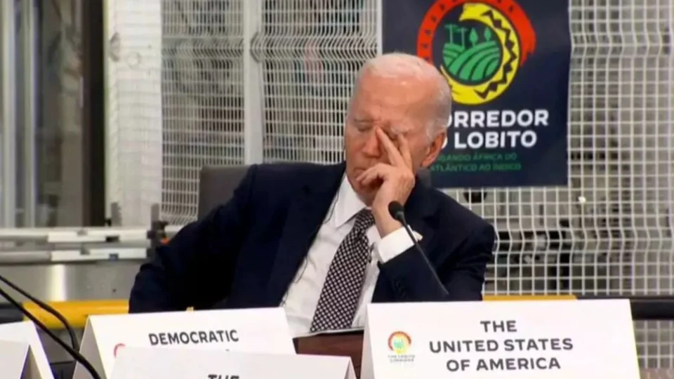Biden dorme durante evento com líderes africanos em Angola