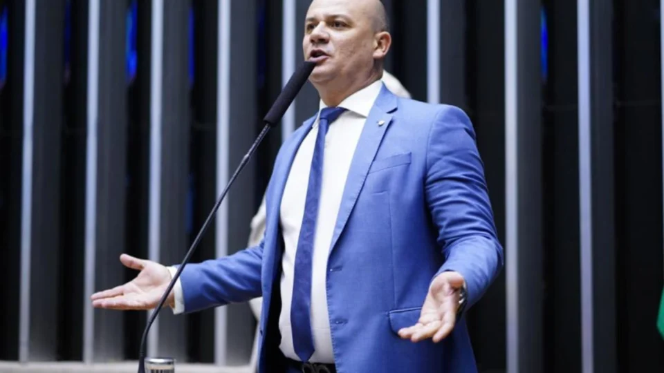 Deputado cobra explicações sobre gastos com viagens do governo Lula