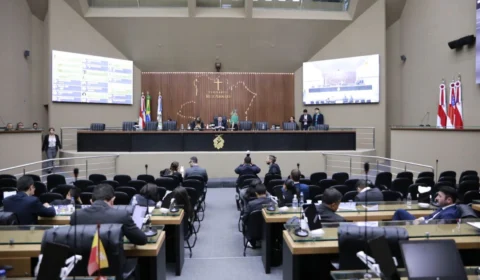 Sessões da Aleam são adiadas devido à participação de deputados em conferência da Unale