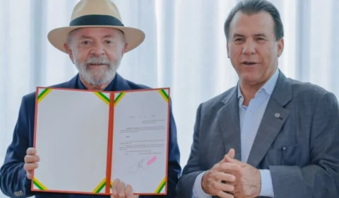 Lula assina decreto que aumenta salário mínimo em R$ 106