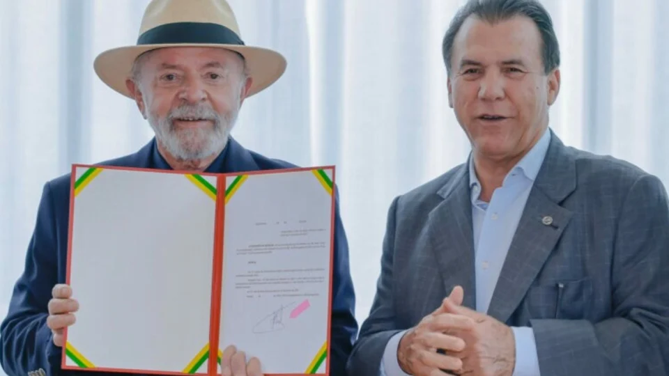 Lula assina decreto que aumenta salário mínimo em R$ 106