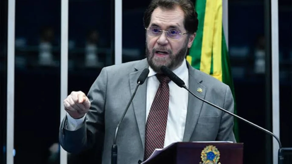 Plínio Valério critica atraso no pagamento do seguro-defeso