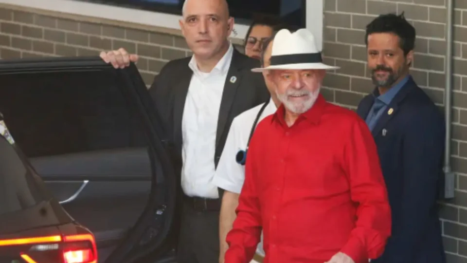 Lula retoma atividades e realiza última reunião ministerial do ano em clima de confraternização