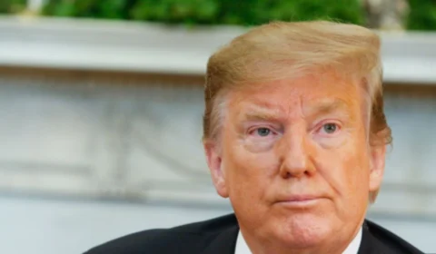 Trump ameaça impor taxa de 100% aos países do BRICS se substituírem o dólar