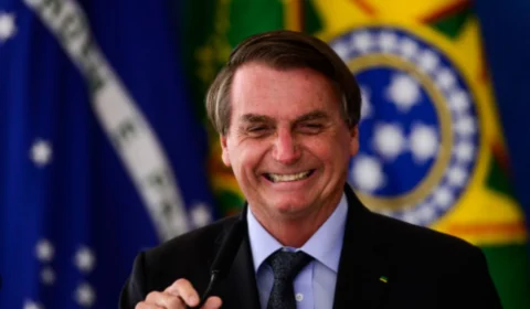 Bolsonaro ironiza alta do dólar e preços da gasolina nas redes sociais