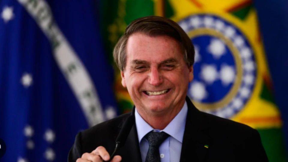 Bolsonaro ironiza alta do dólar e preços da gasolina nas redes sociais
