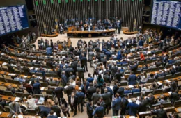 Votação da PEC que limita acesso ao abono salarial é adiada para esta quinta-feira