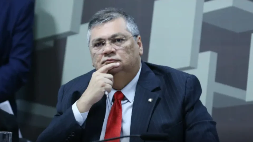 Flávio Dino suspende pagamento de R$ 4,2 Bilhões em emendas parlamentares e determina investigação
