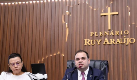 Roberto Cidade preside Sessão Extraordinária que apreciou projetos do Executivo e do Judiciário