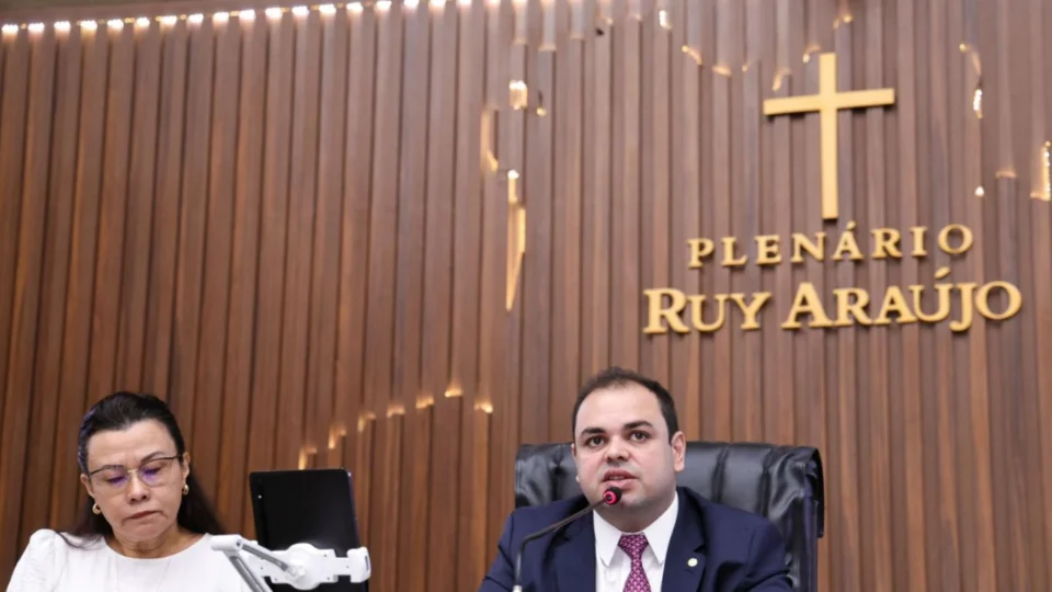 Roberto Cidade preside Sessão Extraordinária que apreciou projetos do Executivo e do Judiciário