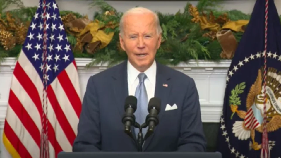 Joe Biden celebra o fim do regime de Assad e lamenta apoio russo e iraniano