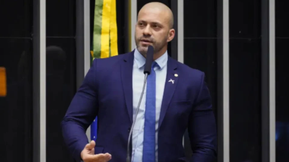 Alexandre de Moraes manda Daniel Silveira de volta à prisão após violações de medidas cautelares
