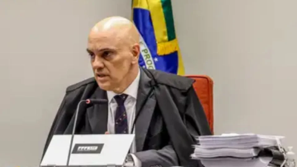 Moraes contesta justificativa médica e mantém prisão de Daniel Silveira