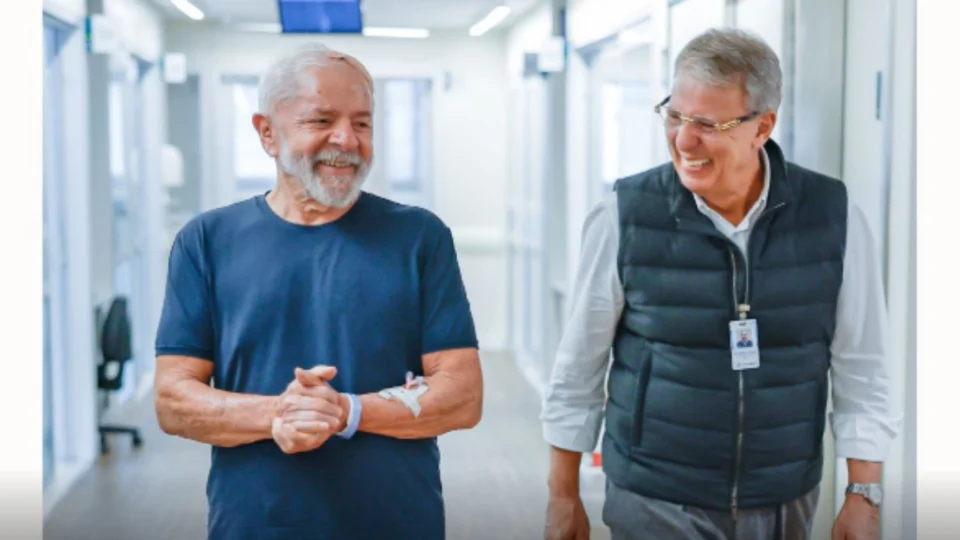 Lula segue internado e fará exames de sangue, diz boletim médico