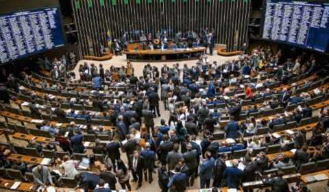 Votação da PEC que limita acesso ao abono salarial é adiada para esta quinta-feira