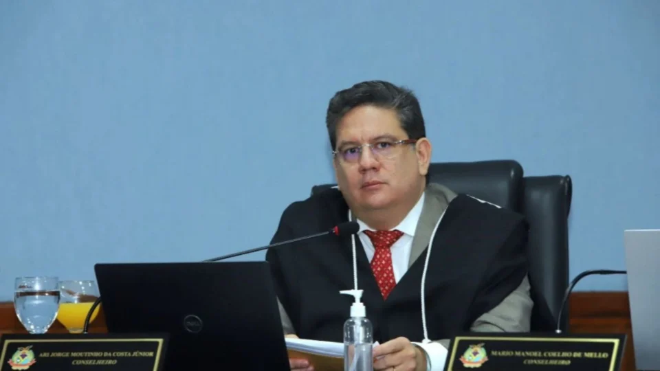 TCE-AM ratifica afastamento de Ari Moutinho após processo no STJ