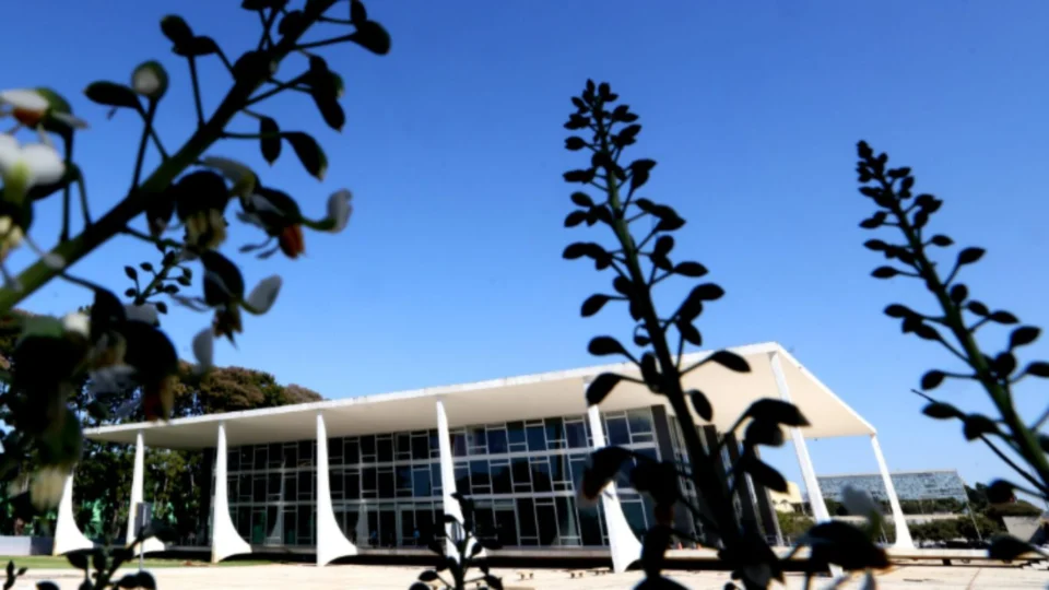 Gratificações de estatutários não se estendem a servidores temporários, decide STF