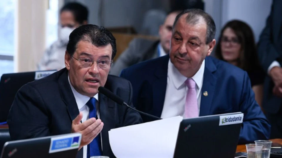 Senadores do Amazonas isentam refinaria de Manaus de tributos gerando impacto de R$ 3,5 bilhões