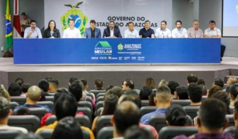 Wilson Lima efetua pagamentos às famílias contempladas por subsídio do Amazonas Meu Lar