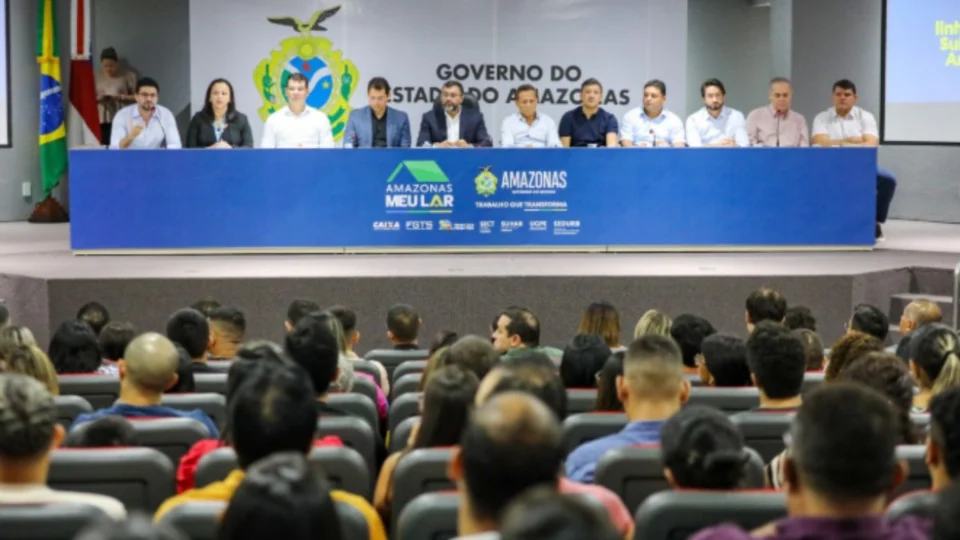 Wilson Lima efetua pagamentos às famílias contempladas por subsídio do Amazonas Meu Lar