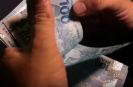 Lula sanciona regra que limita aumento do salário mínimo