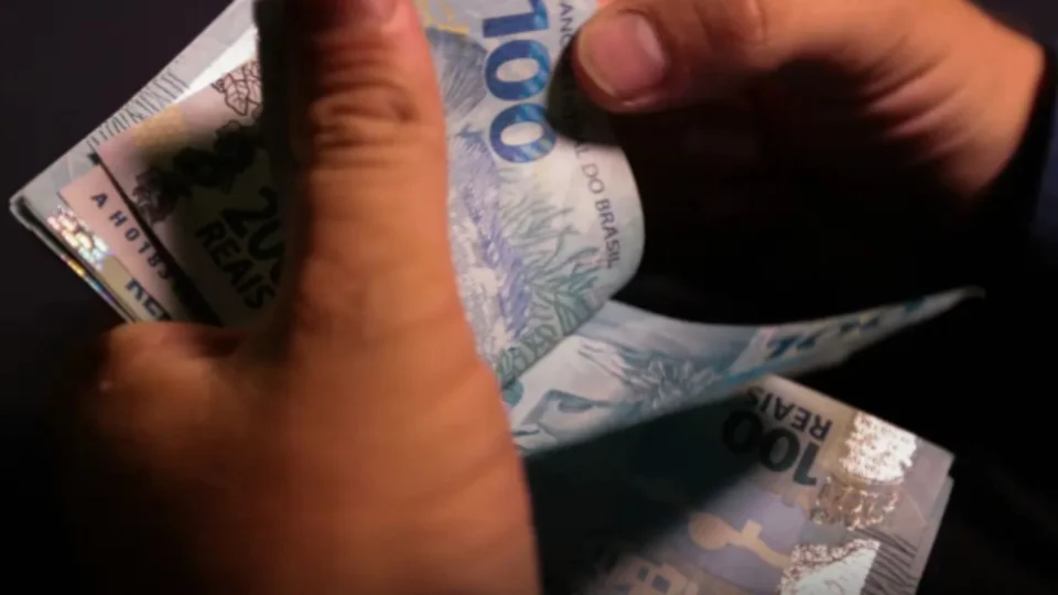 Lula sanciona regra que limita aumento do salário mínimo