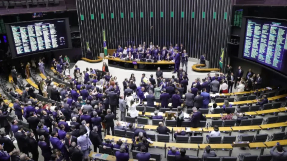 Parlamentares gastam mais de R$ 1 bilhão com “cotão” desde 2020