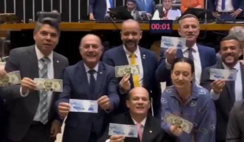 Deputado distribui cédulas com rosto de Lula após alta do dólar e dispara “Faz o L”