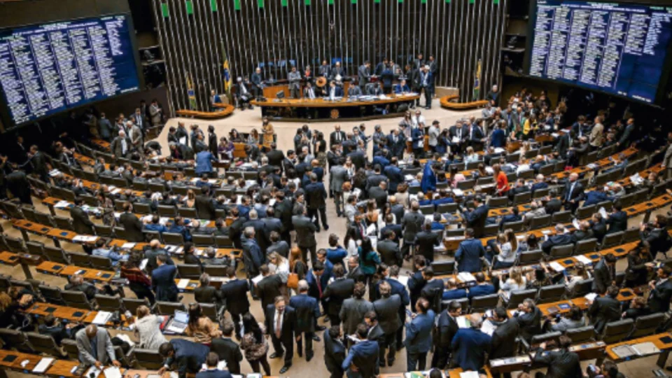 Votação da PEC que limita acesso ao abono salarial é adiada para esta quinta-feira