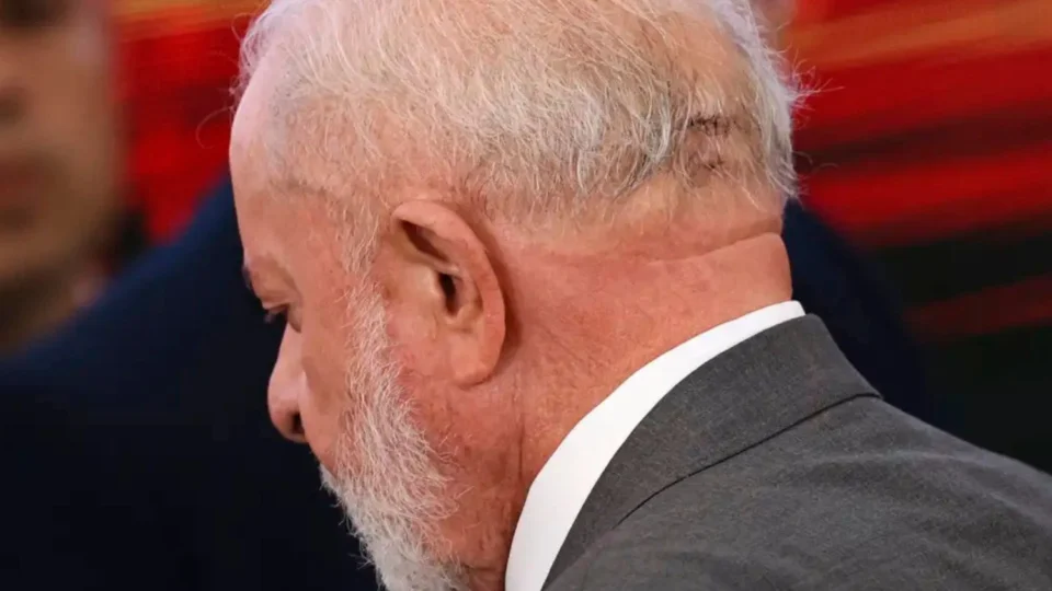 Lula tem dreno retirado e segue lúcido e bem, diz boletim médico