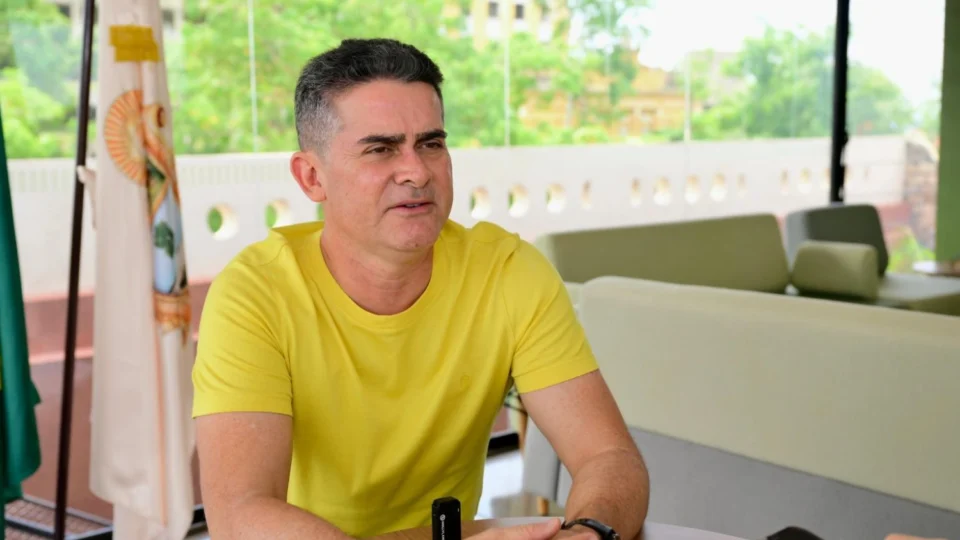 David Almeida é cobrado por vereadores sobre pagamento do Fundeb