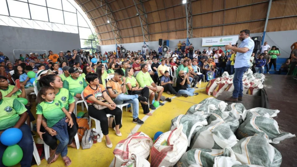 Governo do Amazonas entrega R$ 1,3 milhão em crédito a produtores rurais locais em Manacapuru