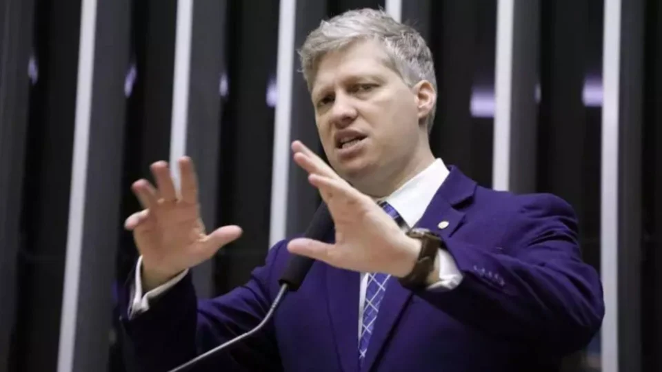 ‘Assim como Dilma, Lula está levando o Brasil à falência’, diz Van Hattem