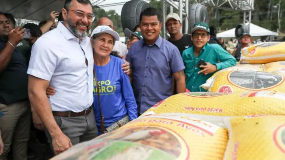 Wilson Lima entrega 70 toneladas de alimentos para instituições sociais atendidas pelo PAA