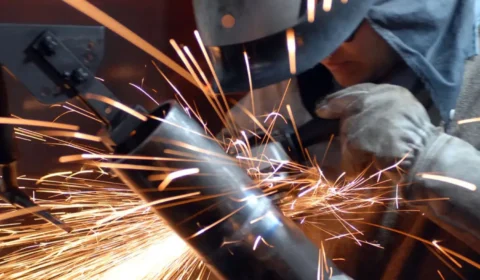 Produção industrial cai em quatro dos 15 locais pesquisados pelo IBGE