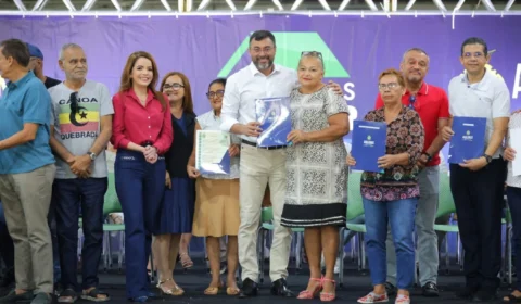 Wilson Lima entrega 800 títulos definitivos para famílias da capital pelo programa Amazonas Meu Lar