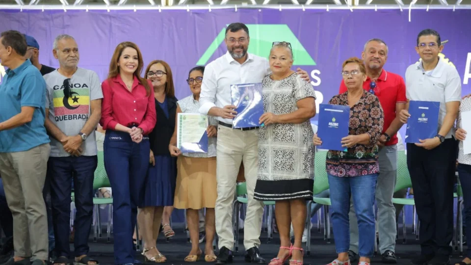 Wilson Lima entrega 800 títulos definitivos para famílias da capital pelo programa Amazonas Meu Lar