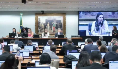 Com restrições, CCJ da Câmara dos deputados aprova projeto que proíbe celulares em escolas