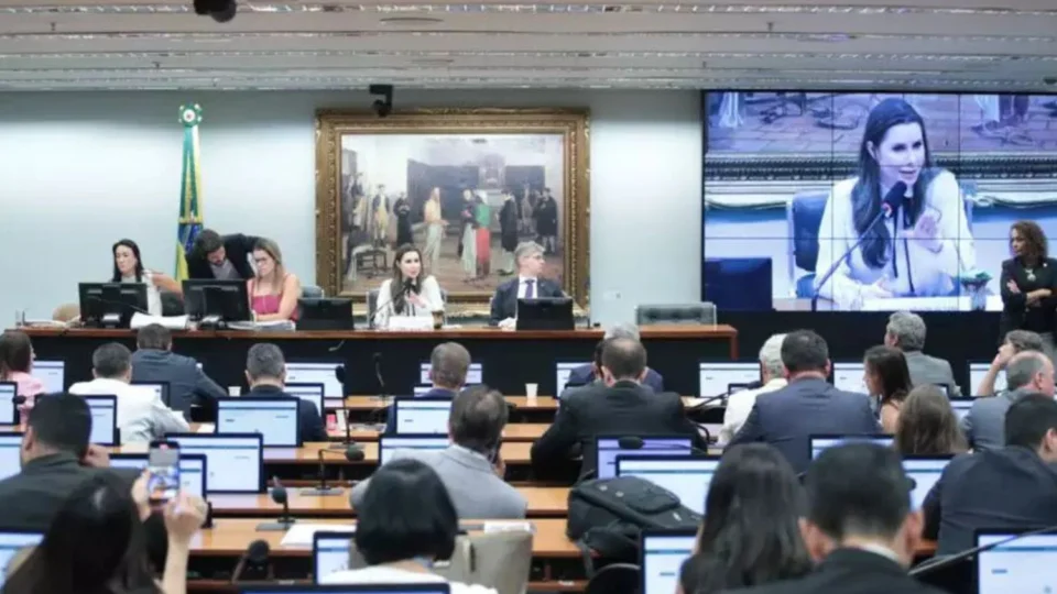 Com restrições, CCJ da Câmara dos deputados aprova projeto que proíbe celulares em escolas