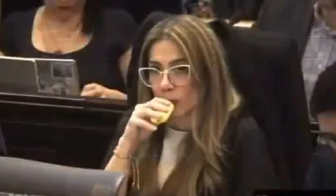 Deputada colombiana é flagrada fumando vape durante sessão sobre reforma na saúde
