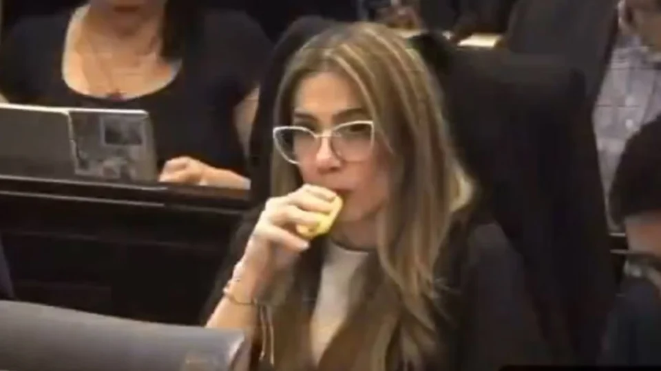 Deputada colombiana é flagrada fumando vape durante sessão sobre reforma na saúde