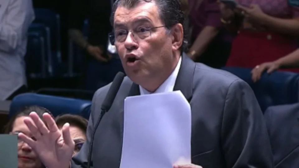 Eduardo Braga compara pessoa com diarréia em discurso para defender alterações no BPC