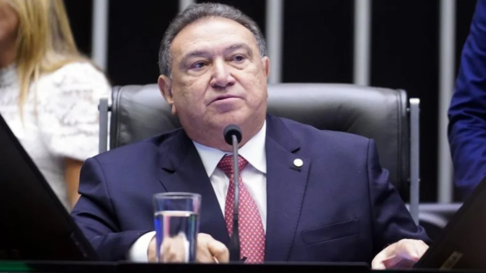 Átila Lins é único deputado do AM a votar contra castração química para pedófilos