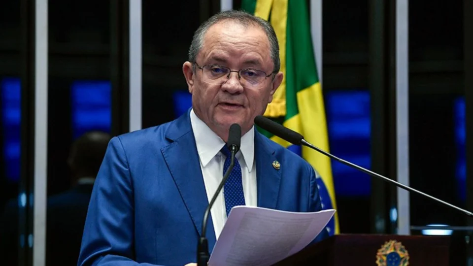 Senador critica projeto que modifica carreira de professores do Pará