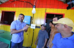 Wilson Lima entrega placas de energia solar a comunidades turísticas de Novo Airão