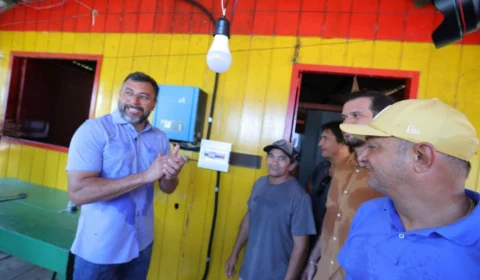 Wilson Lima entrega placas de energia solar a comunidades turísticas de Novo Airão
