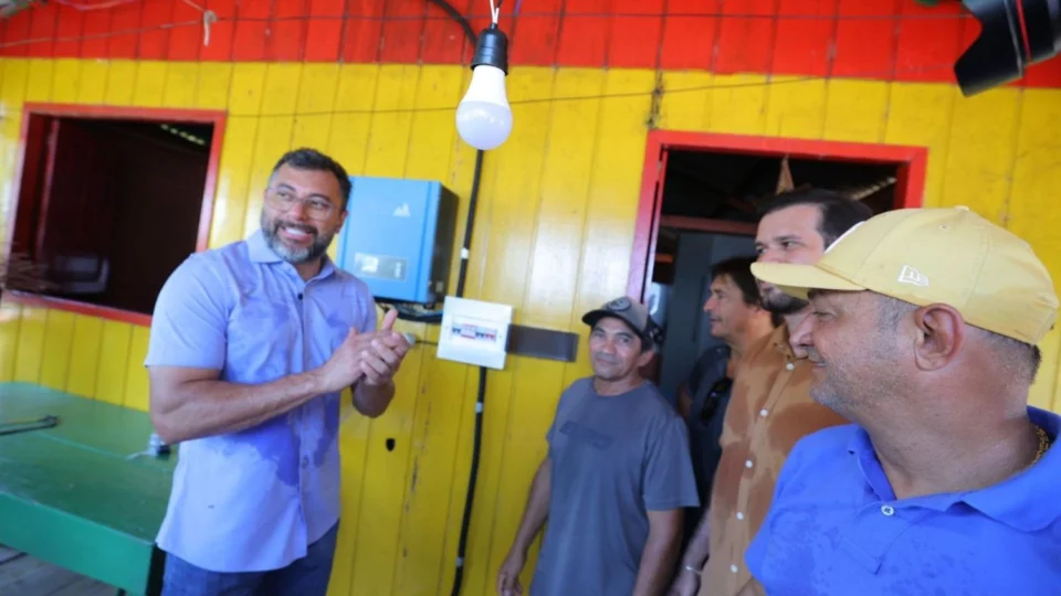Wilson Lima entrega placas de energia solar a comunidades turísticas de Novo Airão